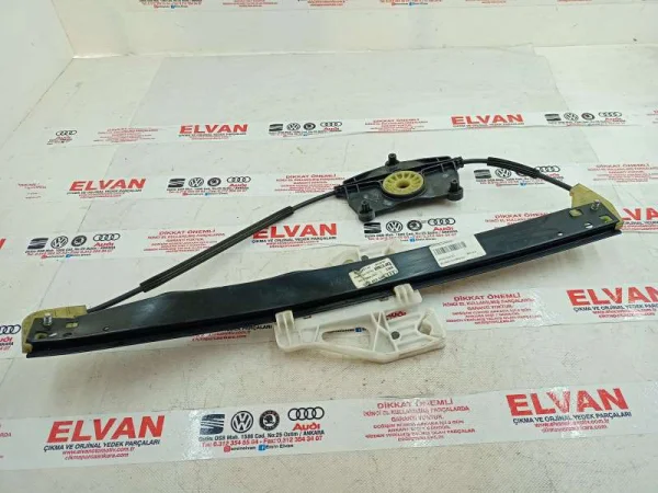 8R0839462D | Audi Q5 Arka Sağ Cam Krikosu VAG