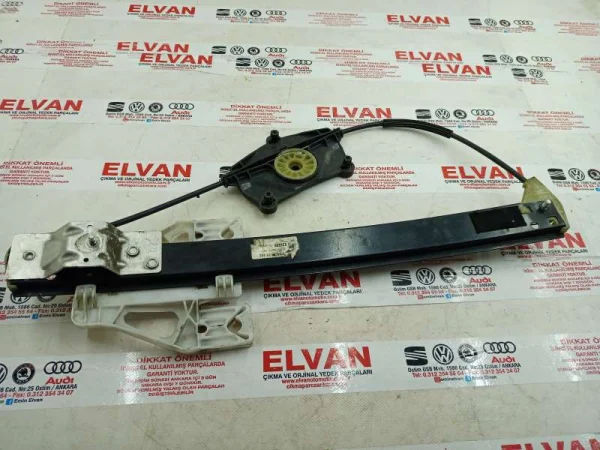8K0839462 | Audi A4 Arka Sağ Cam Krikosu VAG