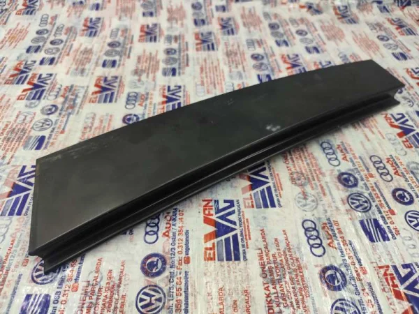 1K5839902D | Sağ Arka Kapı Dış Direk Kaplaması | VW Golf, Jetta, Vento VAG
