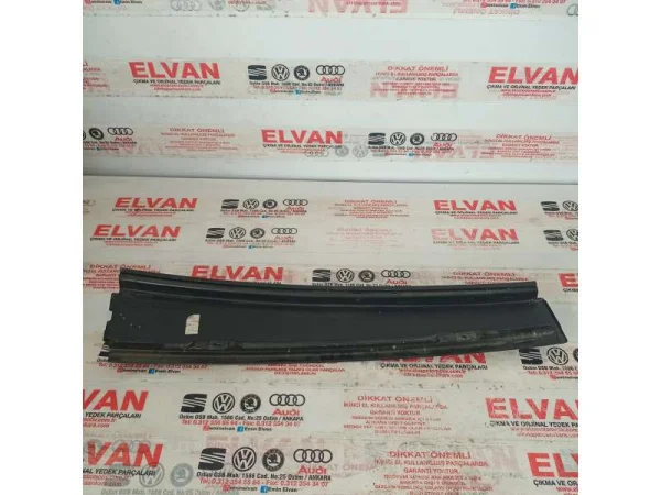 3C0839902B | VW Passat Arka Sağ Kapı Direk Kaplaması VAG