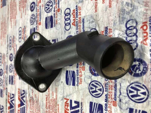 038121121D | Termostat Kapağı | VW Bora, Caddy - Audi A3, TT - Seat Alhambra, Altea VAG
