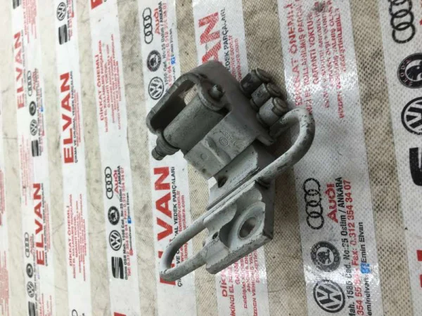 1P0831411A | Kapı Menteşesi | Seat Altea, Leon VAG