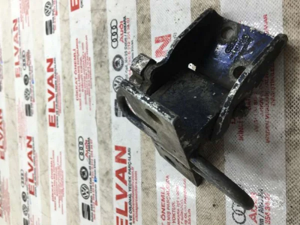 4A0831411D | Sol Ön Kapı Alt Menteşesi | Audi 100 Serisi, A6, S6 VAG