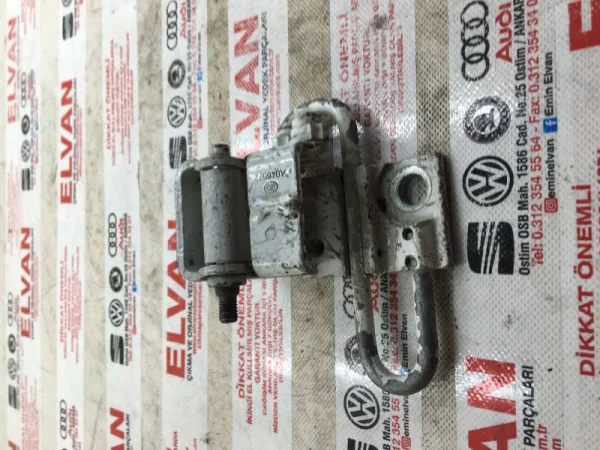 3C8833411B | Arka Sol Alt Kapı Menteşesi | VW CC, Passat VAG