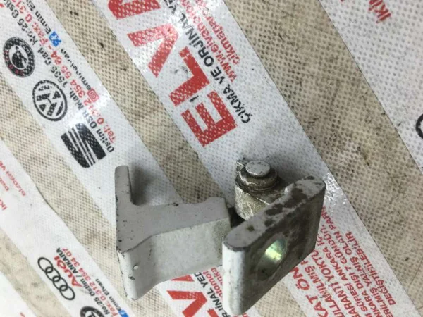 8K0831402F | Seat Ibiza Kapı Menteşesi VAG