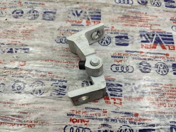 8K0831401H | VW Jetta Sol Kapı Menteşesi VAG