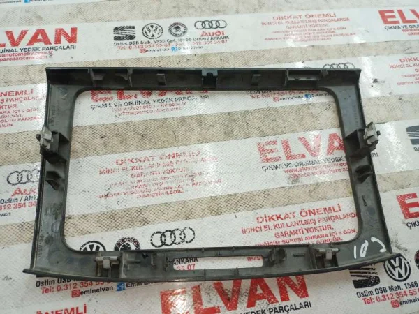 3C0858069AC | VW Passat Teyp Çerçevesi VAG
