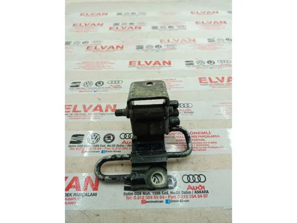 7L0831411 | VW Touareg Ön Sol Alt Kapı Menteşesi VAG
