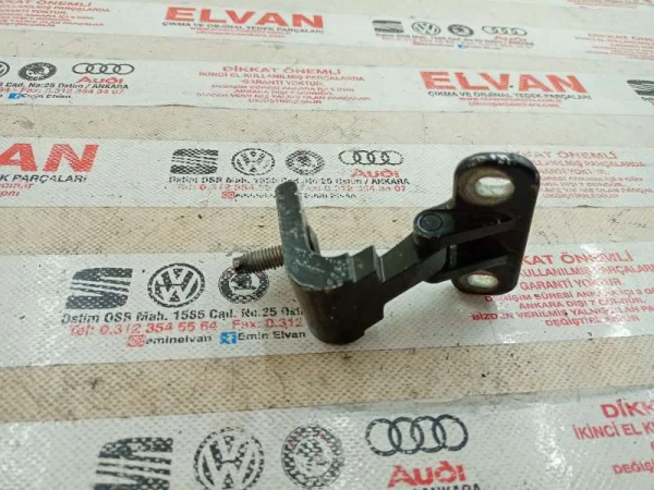 8V3827299 | Audi A3 Sol Bagaj Kapağı Menteşesi VAG