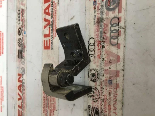 1Z0833402R | Arka Sağ Kapı Üst Menteşesi VAG