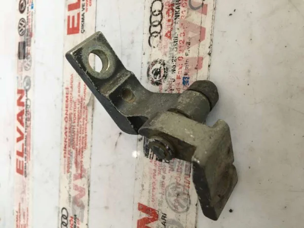 1J0831402C | Sağ Kapı Üst Menteşesi | VW Bora, Golf, Jetta, Passat - Audi TT - Seat Leon VAG