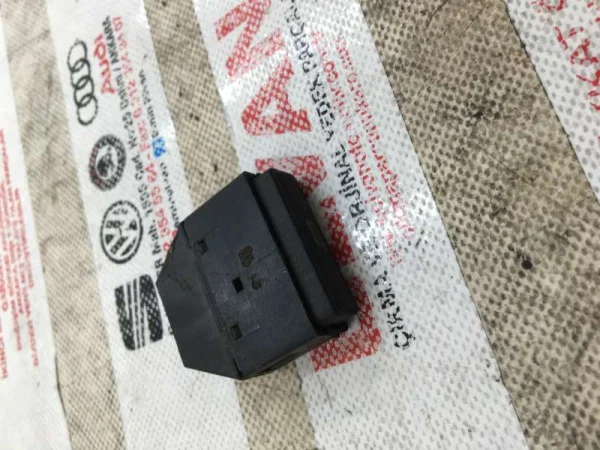 893959859 | Cam Kilitleme Düğmesi | Audi 100 Serisi, 80 Serisi, A4, A6, S6 VAG