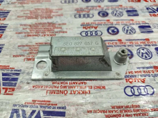 8E0827657G | Bagaj Kapağı Açma Kolu | Audi A3, A4, A5, A6, A8, Q7 VAG