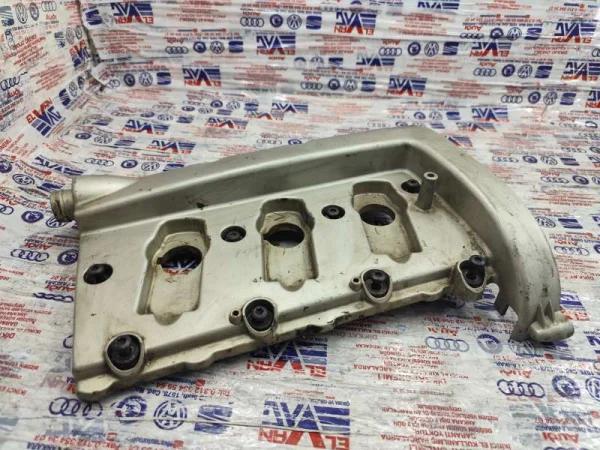 06C103472G | Sağ Külbütör Kapağı | Audi A4, A6, A8 VAG