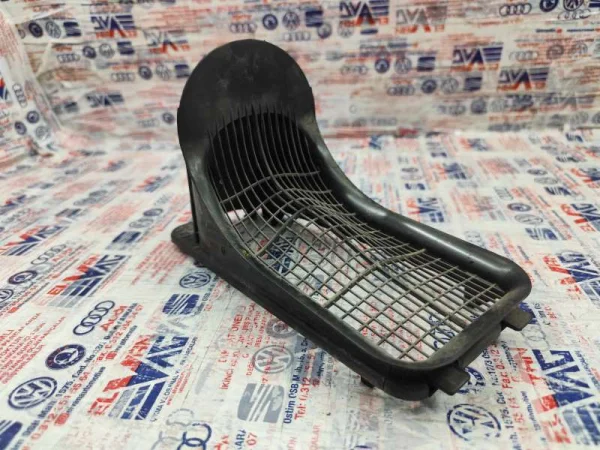 6R0815479A | Ön Cam Alt Kalorifer Izgarası | VW Jetta, Polo - Seat Ibiza - Skoda Fabia, Rapid VAG