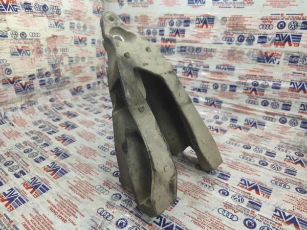 7E0199370 | VW Transporter Motor Destek Braketi VAG