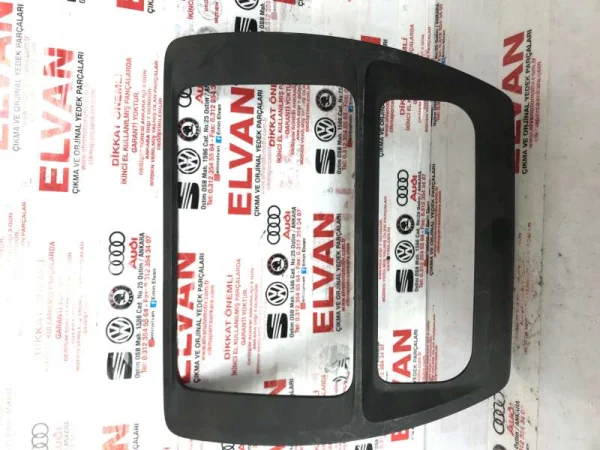 5C6858069D | VW Jetta Orta Konsol Teyp Ekran Çerçevesi VAG