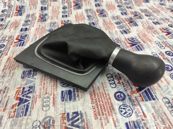8P0864261 | Audi A3 Vites Konsolu Çerçevesi VAG