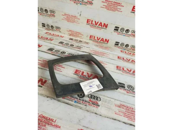 8P0864261 | Audi A3 Vites Konsolu Çerçevesi VAG