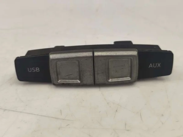1P0035726A | Seat Leon USB ve AUX Giriş Soketi VAG