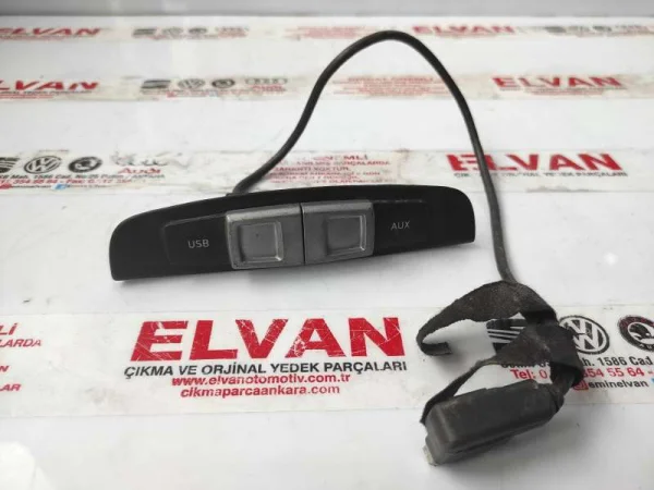 1P0035726A | Seat Leon USB ve AUX Giriş Soketi VAG