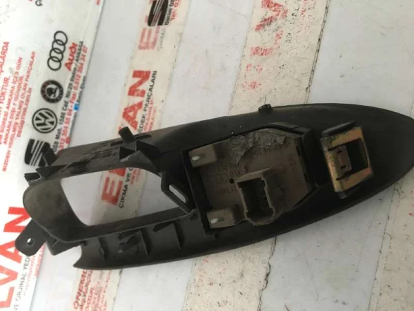 8D2867172C | Audi A4 İç Kapı Açma Kolu Çerçevesi VAG