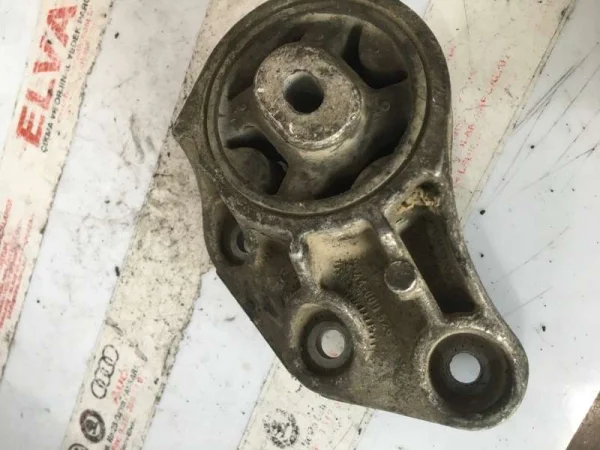 8E0599125B | Audi A4 Arka Diferansiyel Takozu VAG