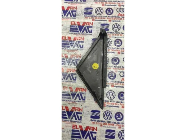 8W0837638A | Audi A4 Sağ Ön Kapı Cam Köşe Kapağı VAG