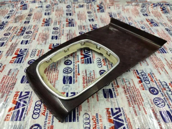 8D0864261 | Audi A4 Vites Konsolu Çerçevesi VAG