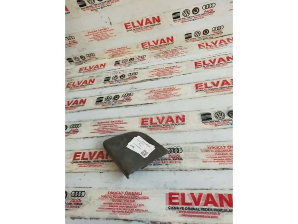 1K6867658 | VW Golf Arka Sağ Bagaj Kapağı Ampul Kapağı VAG