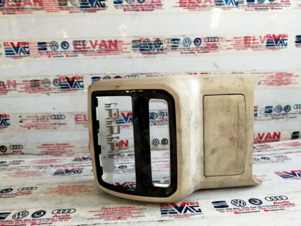 3G0863916 | VW Passat Arka Koltuk Çakmaklığı VAG