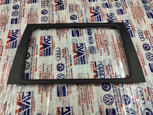 5K0858063E | Orta Konsol Çerçevesi VAG