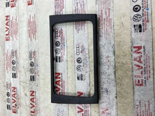 5K0858063E | Orta Konsol Çerçevesi VAG