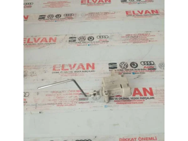 8E0862153A | Audi A4 Yakıt Depo Kapak Açma Motoru VAG