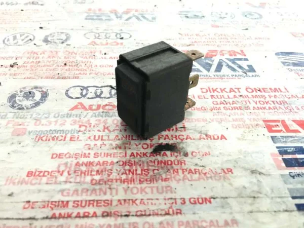 893959855 | Arka Cam Açma Düğmesi | Audi 100 Serisi, 200 Serisi, 80 Serisi VAG