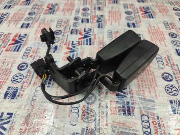 8V0857739 | Arka Emniyet Kemeri Tokası | VW E-Golf, Golf, Passat - Audi A3, RS 3 - Skoda Octavia VAG