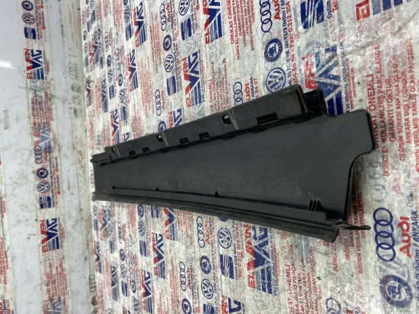 8U0839902 | Audi Q3 Arka Sağ Kapı Cam Çıtası VAG