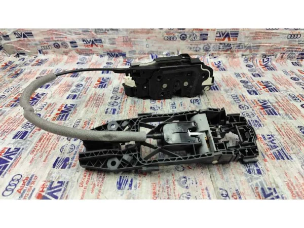 5K0837349B | Sol Ön Kapı Kilidi Koruma Kapağı | VW Bora, E-Golf - Seat Alhambra, Ibiza - Skoda Fabia, Octavia VAG