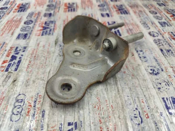 1T1857022A | Sağ Göğüs Bağlantı Demiri | VW Caddy, CC, Golf, Touran VAG