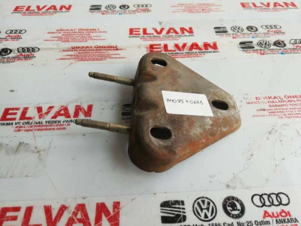 7H0857063B | VW Transporter Göğüs Bağlantı Ayağı VAG