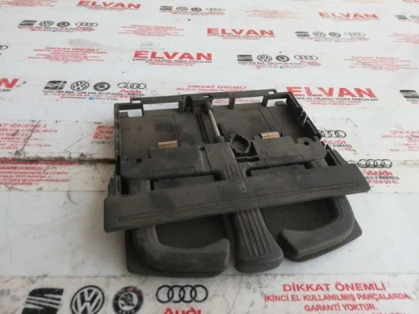 8P0885995 | Arka Kol Dayama Bardaklığı | VW Golf, Jetta, Passat - Audi A3, A4 - Skoda Superb VAG