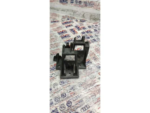 5C6807393A | VW Jetta Arka Sol Tampon Braketi VAG