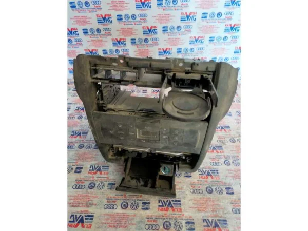 8L0862534F | Audi A3 Bardaklık VAG