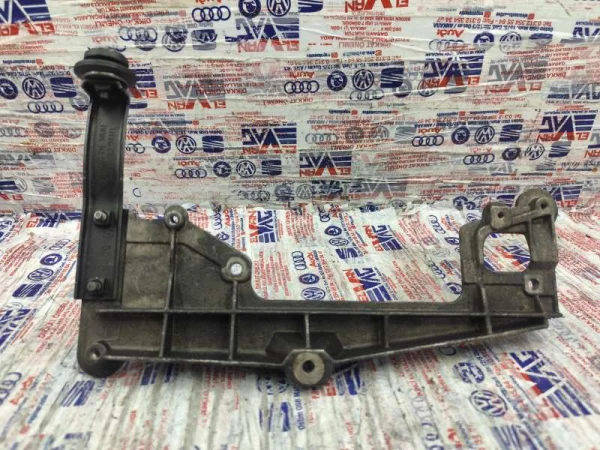 03G103941B | Motor Kapağı Bağlantı Braketi | VW Golf, Jetta, Passat - Audi A3 - Seat Altea, Leon VAG