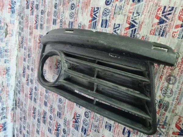 1K0853666H | Sağ Sis Farı Izgarası | VW Golf, Jetta, Vento VAG