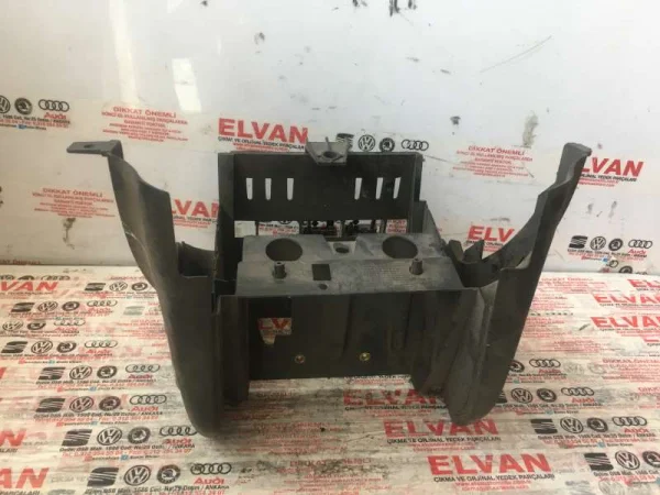 8L0863243C | Orta Konsol Çerçevesi VAG