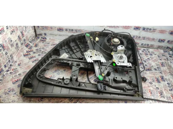 1P0867211A | Seat Leon Sol Arka Kapı Döşemesi VAG