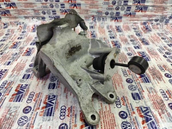 4M0199308AT | Sağ Motor Takozu | Audi A4, Q7 VAG