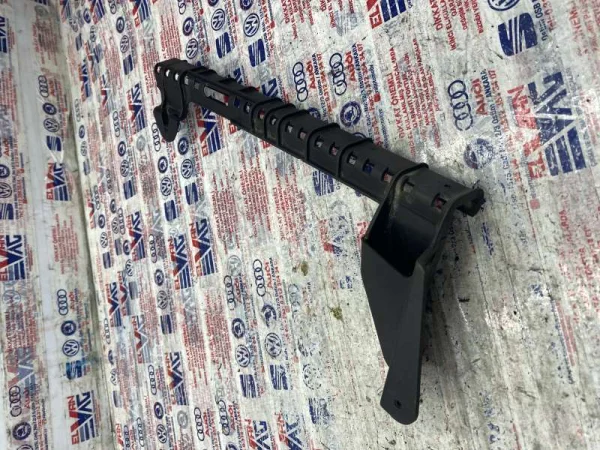 4L0839068 | Audi Q7 Arka Sağ Cam Kriko Rayı VAG