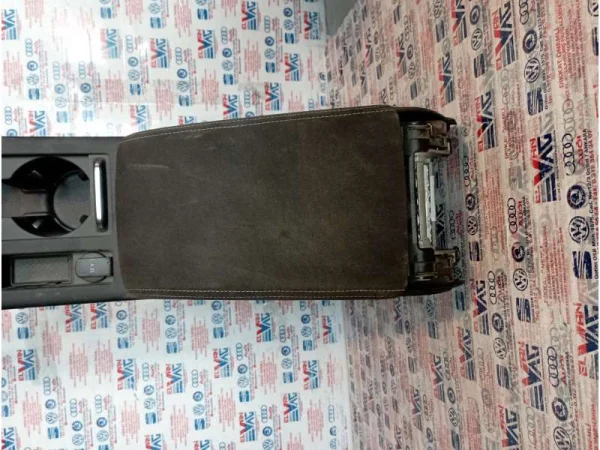 3G0864207 | VW Passat Orta Konsol Kol Dayama Kapağı VAG